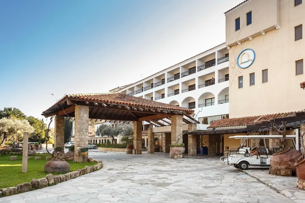 HOTEL: Coral Beach Hotel and Resort