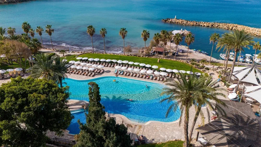 HOTEL: Coral Beach Hotel and Resort