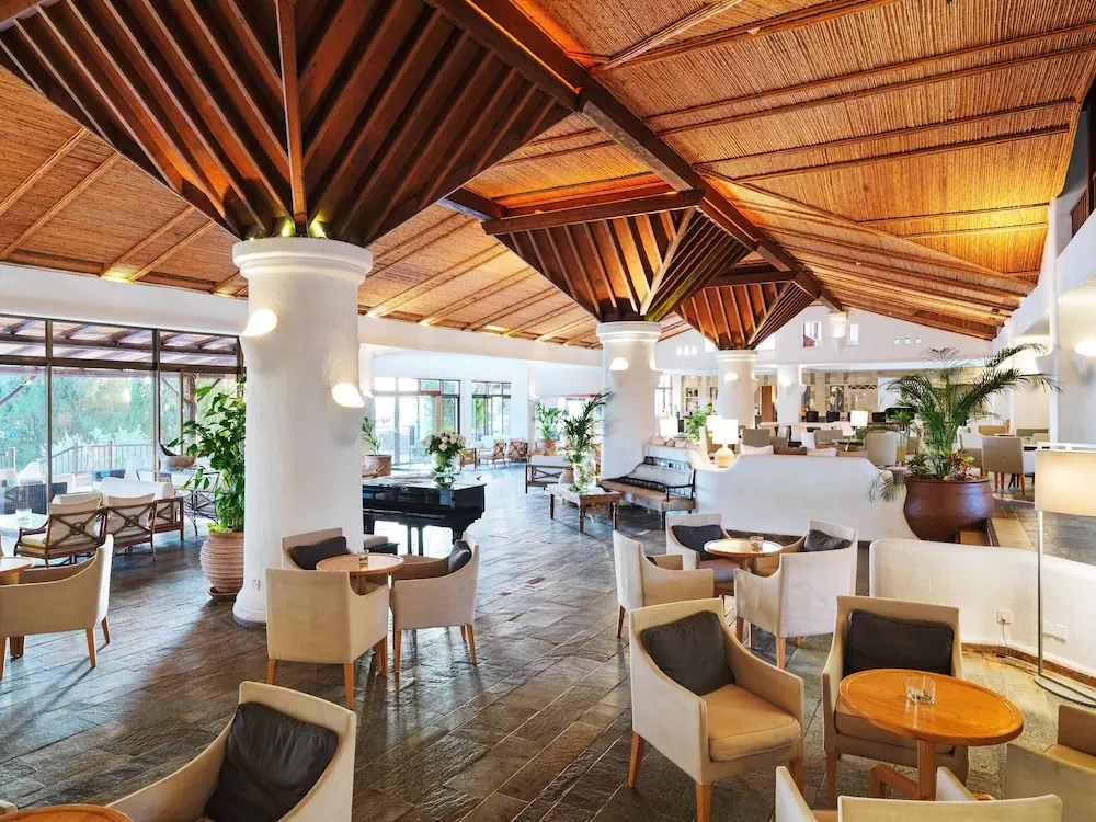 HOTEL: Coral Beach Hotel and Resort