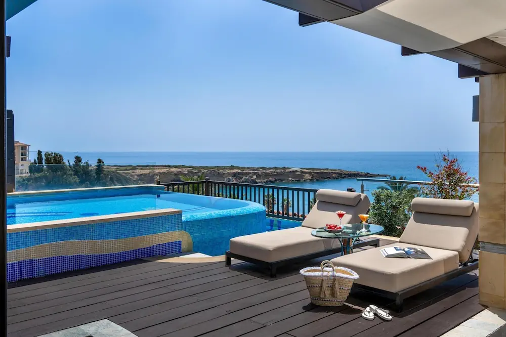HOTEL: Coral Beach Hotel and Resort