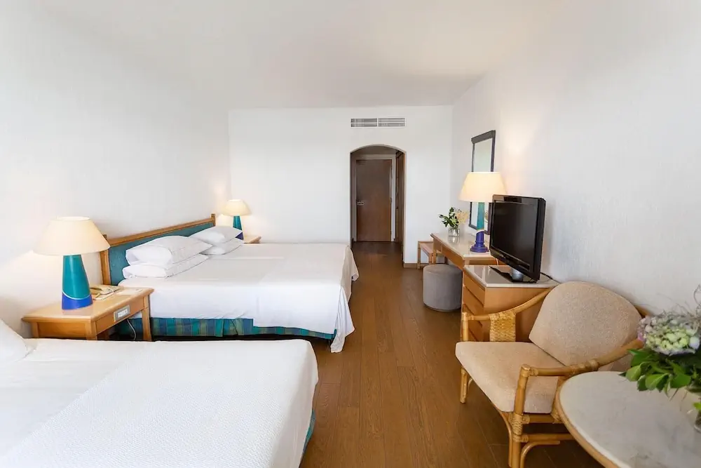 HOTEL: Coral Beach Hotel and Resort