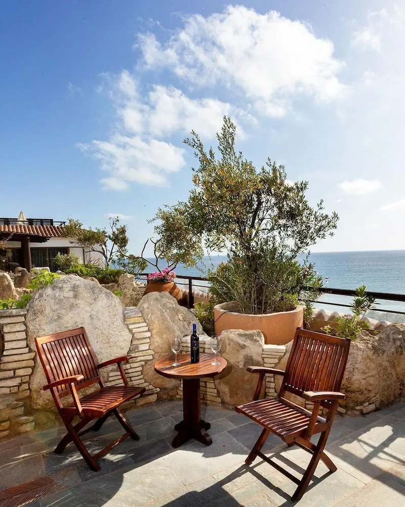 HOTEL: Coral Beach Hotel and Resort