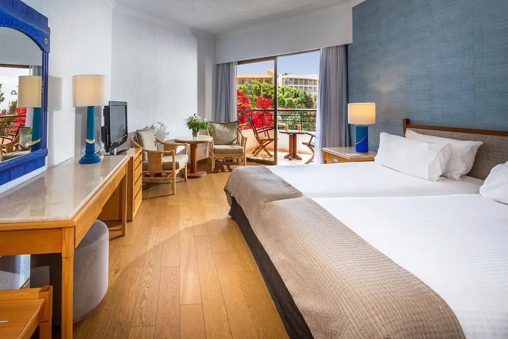 HOTEL: Coral Beach Hotel and Resort