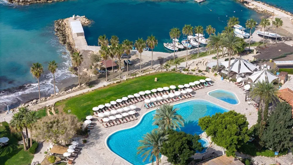HOTEL: Coral Beach Hotel and Resort