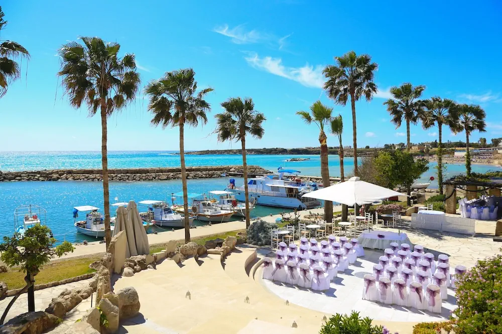 HOTEL: Coral Beach Hotel and Resort
