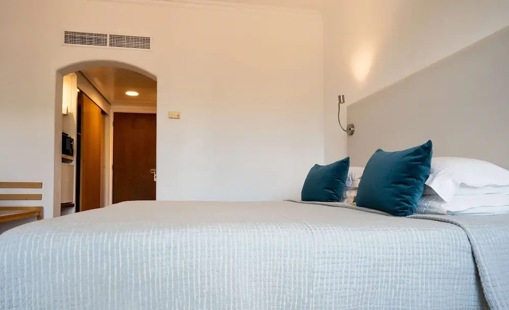 HOTEL: Coral Beach Hotel and Resort