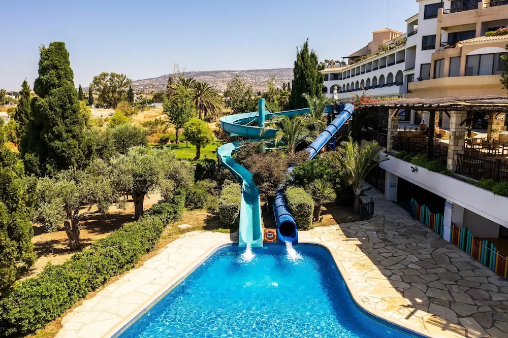 HOTEL: Coral Beach Hotel and Resort