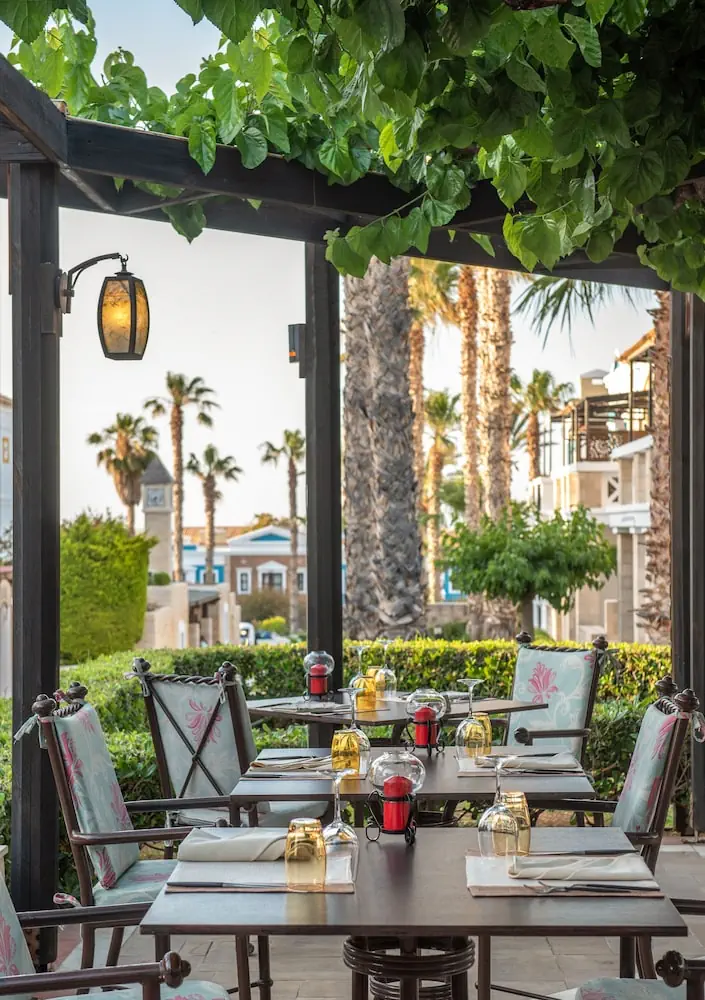 HOTEL: Mitsis Royal Mare