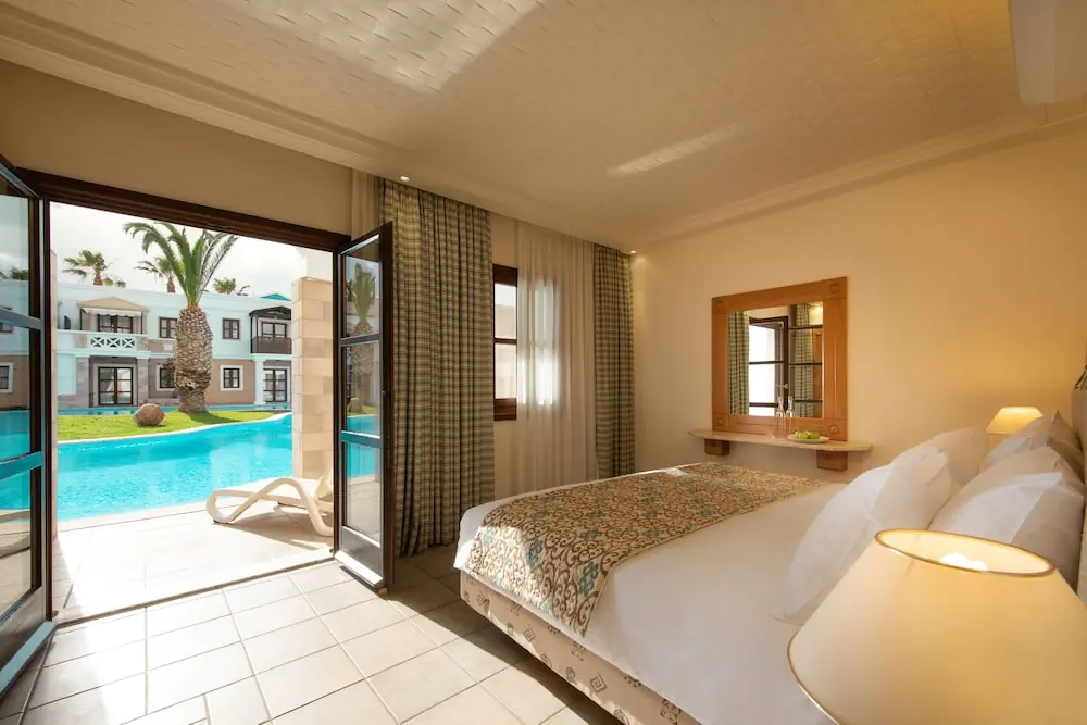 HOTEL: Mitsis Royal Mare