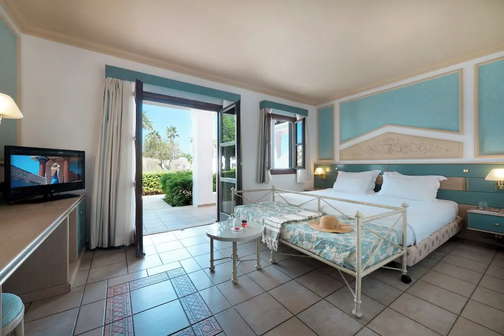 HOTEL: Mitsis Royal Mare