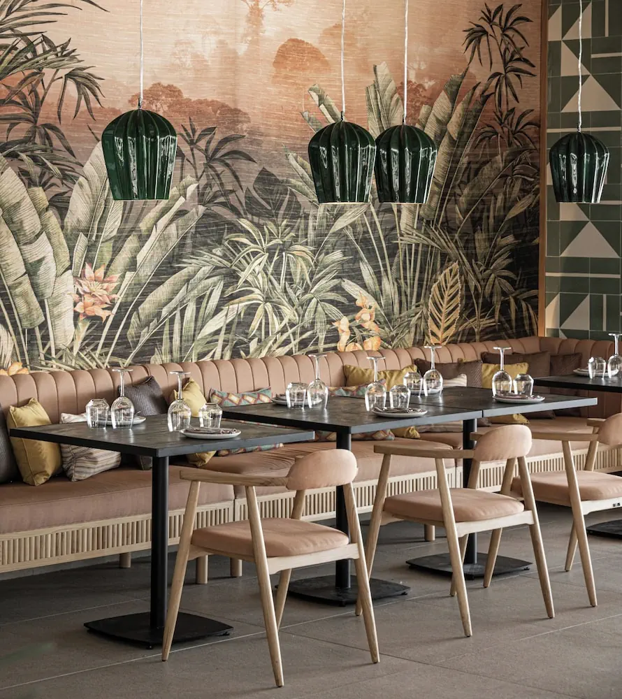 HOTEL: Eden Roc Resort Hotel