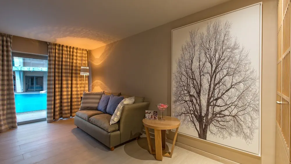 HOTEL: Eden Roc Resort Hotel