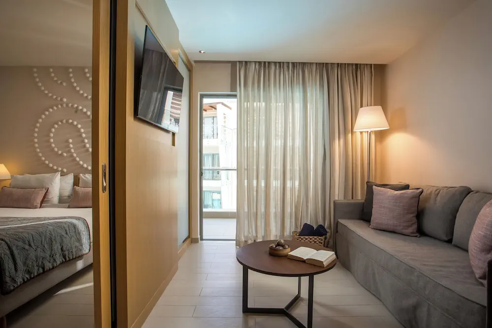 HOTEL: Eden Roc Resort Hotel