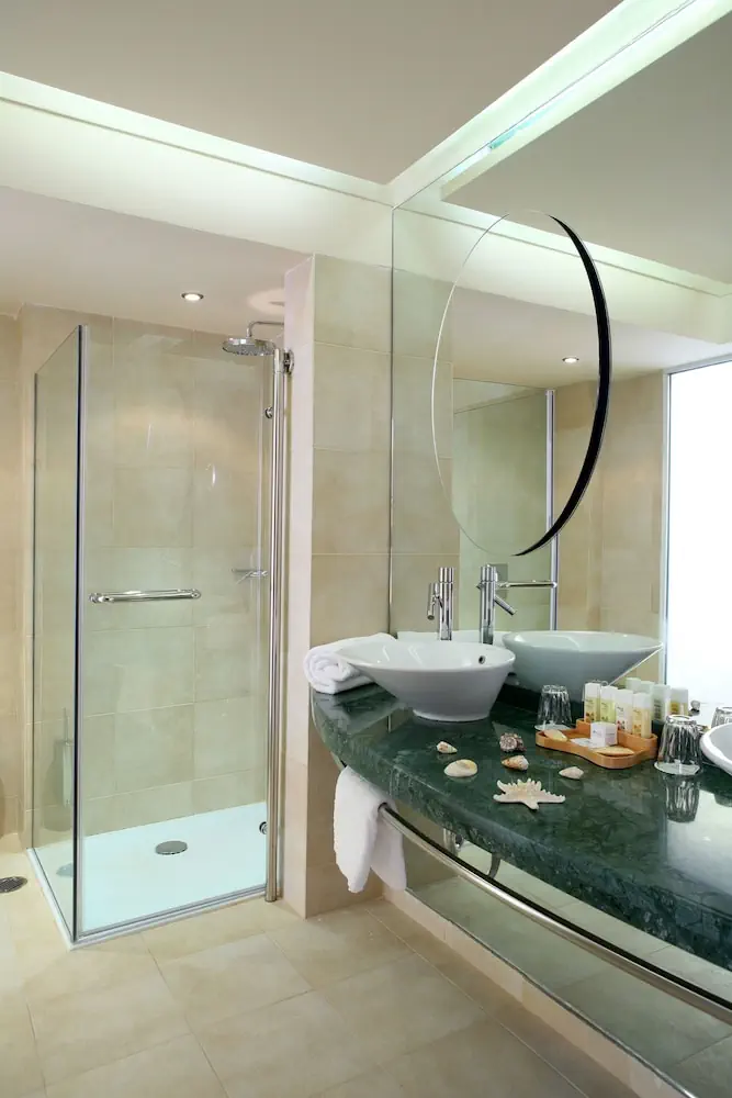 HOTEL: Eden Roc Resort Hotel