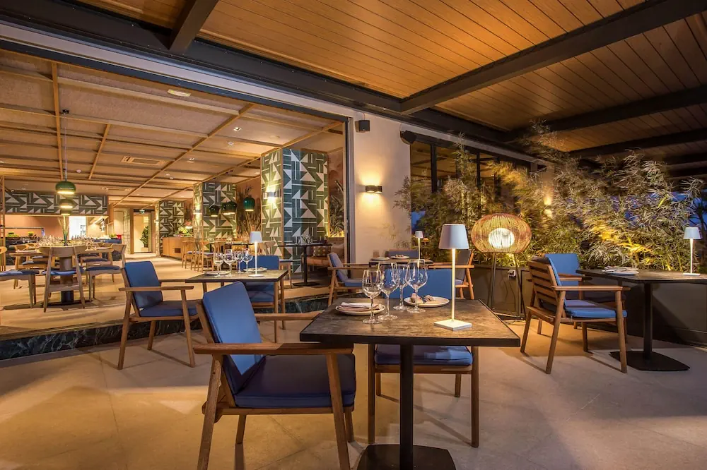HOTEL: Eden Roc Resort Hotel