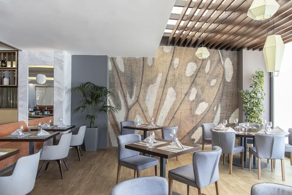 HOTEL: Eden Roc Resort Hotel