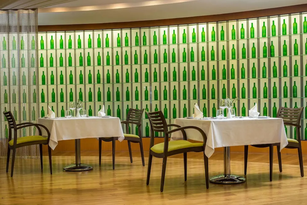 HOTEL: Eden Roc Resort Hotel