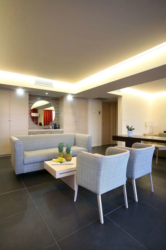 HOTEL: Eden Roc Resort Hotel