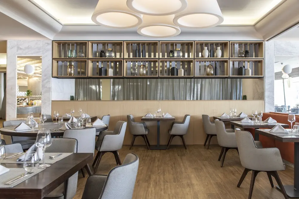 HOTEL: Eden Roc Resort Hotel