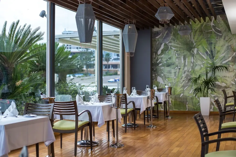 HOTEL: Eden Roc Resort Hotel