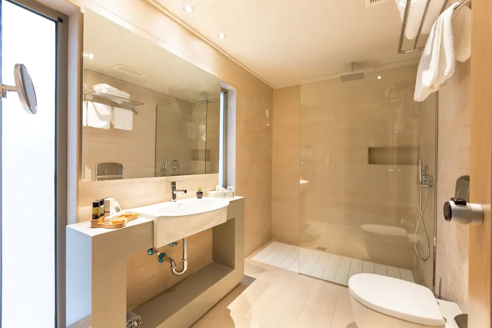 HOTEL: Eden Roc Resort Hotel