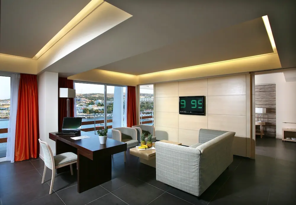 HOTEL: Eden Roc Resort Hotel