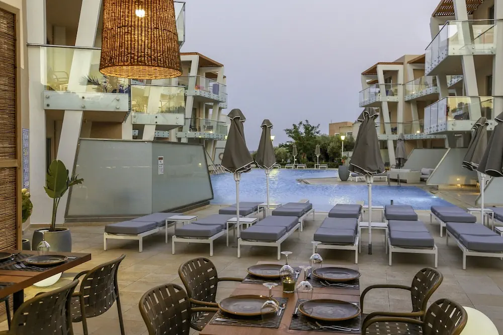 HOTEL: Eden Roc Resort Hotel