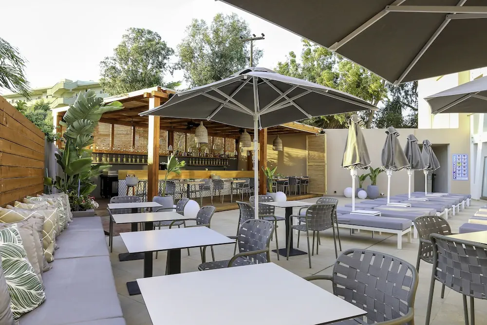HOTEL: Eden Roc Resort Hotel