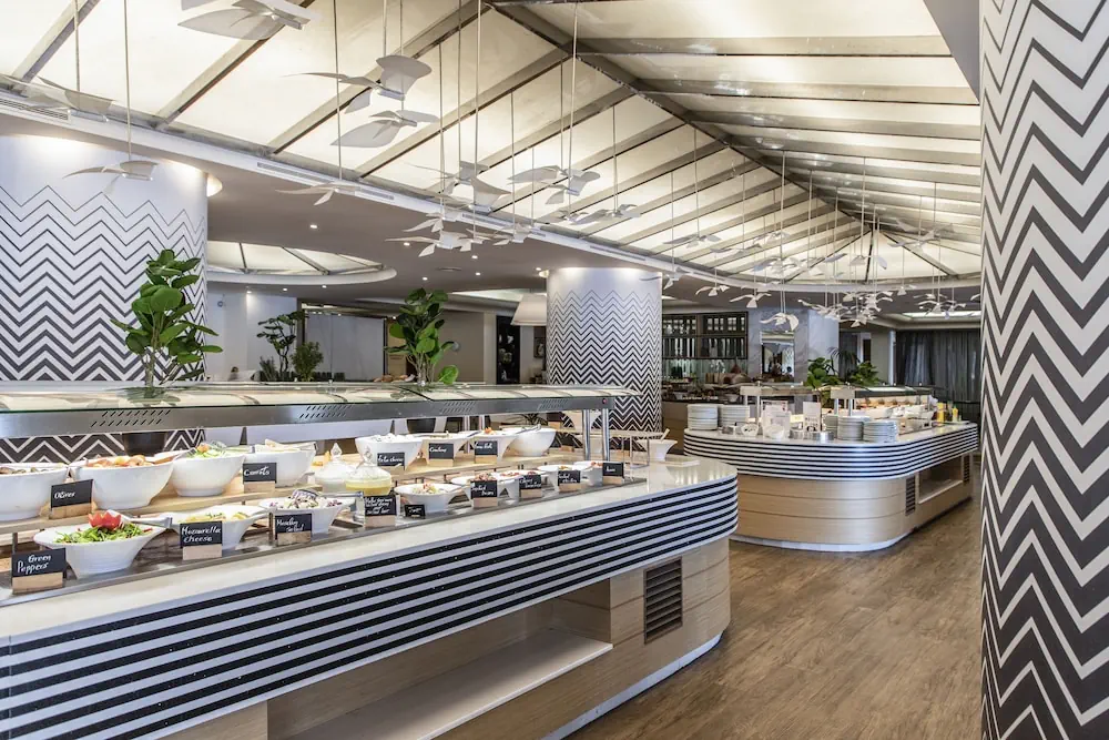 HOTEL: Eden Roc Resort Hotel