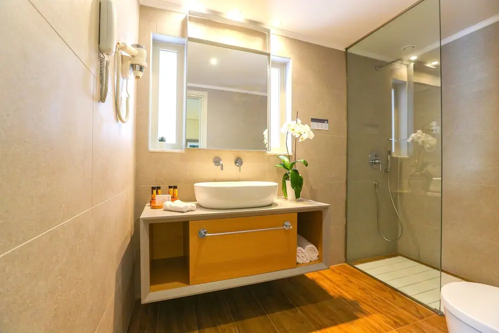 HOTEL: Eden Roc Resort Hotel
