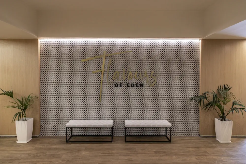 HOTEL: Eden Roc Resort Hotel
