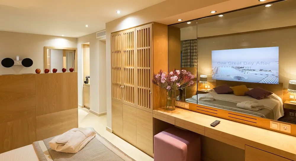 HOTEL: Eden Roc Resort Hotel