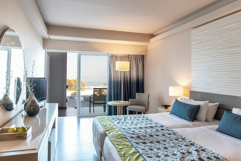 HOTEL: Eden Roc Resort Hotel