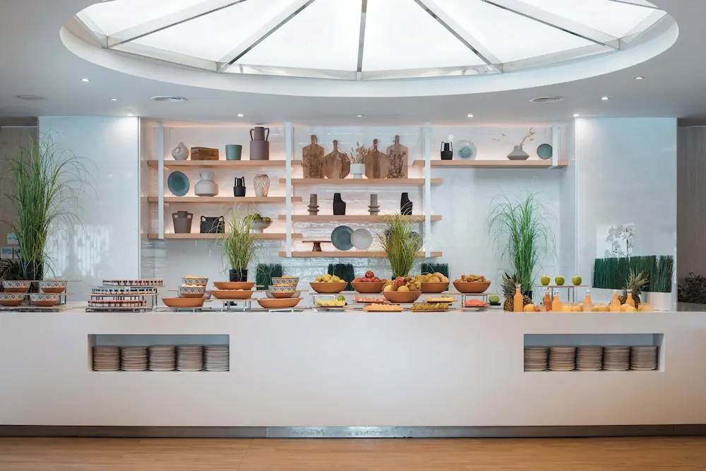 HOTEL: Eden Roc Resort Hotel