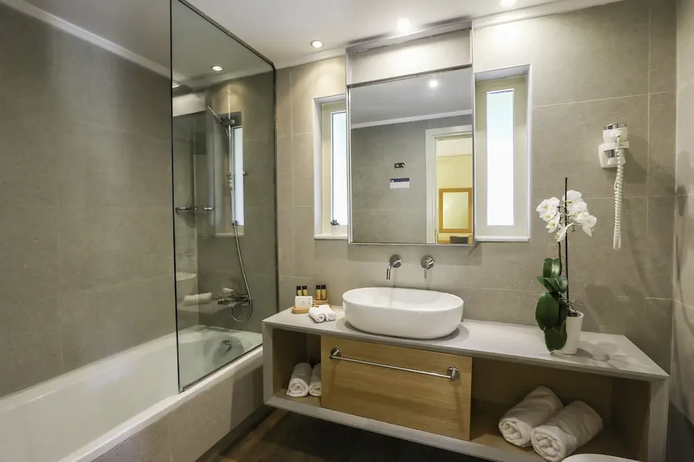 HOTEL: Eden Roc Resort Hotel