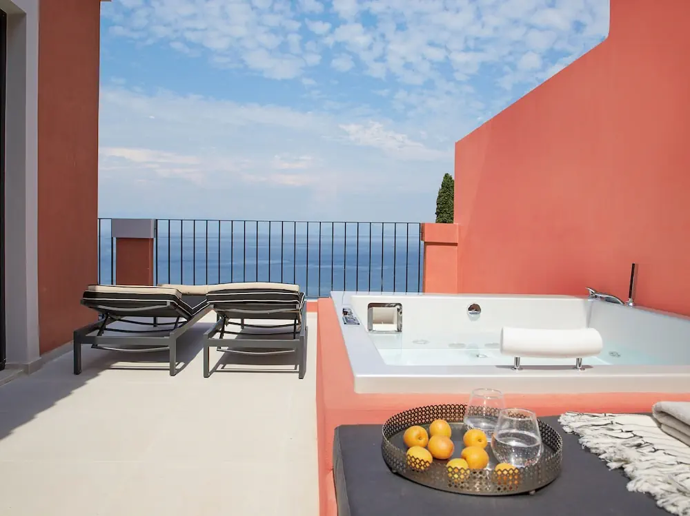 HOTEL: Nido, Mar-Bella Collection