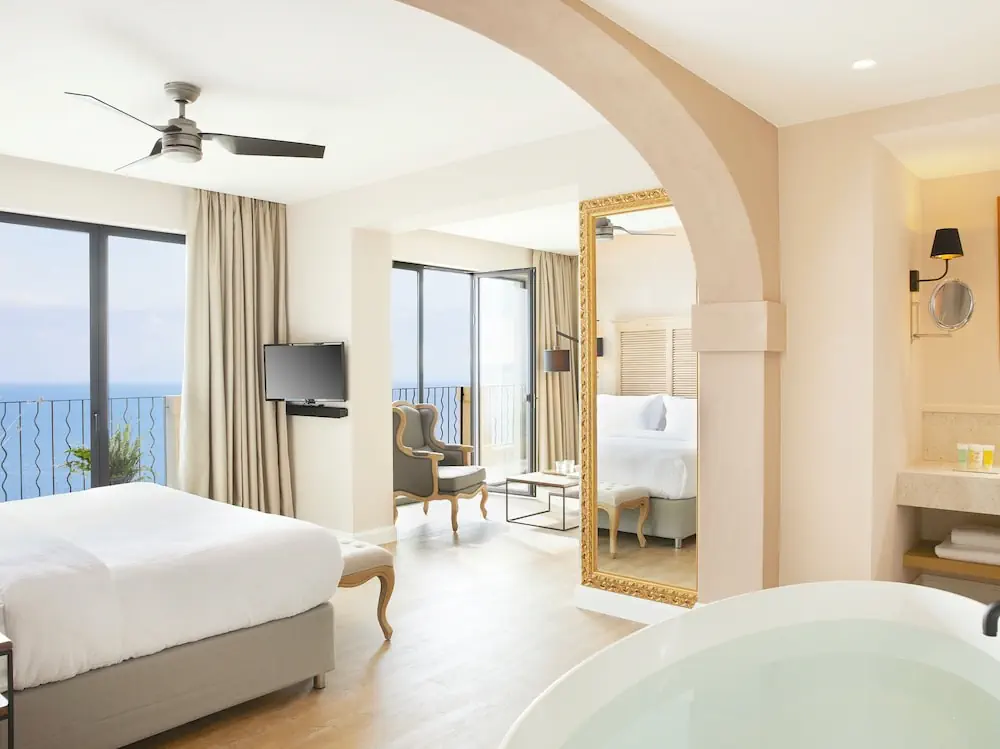HOTEL: Nido, Mar-Bella Collection