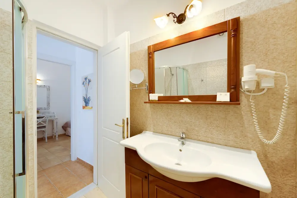 HOTEL: Hotel Mathios Village