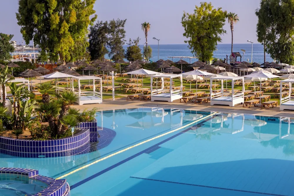 HOTEL: Capo Bay Hotel