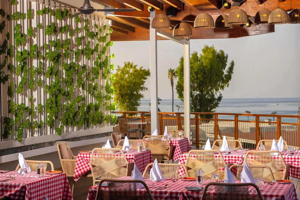 HOTEL: Capo Bay Hotel