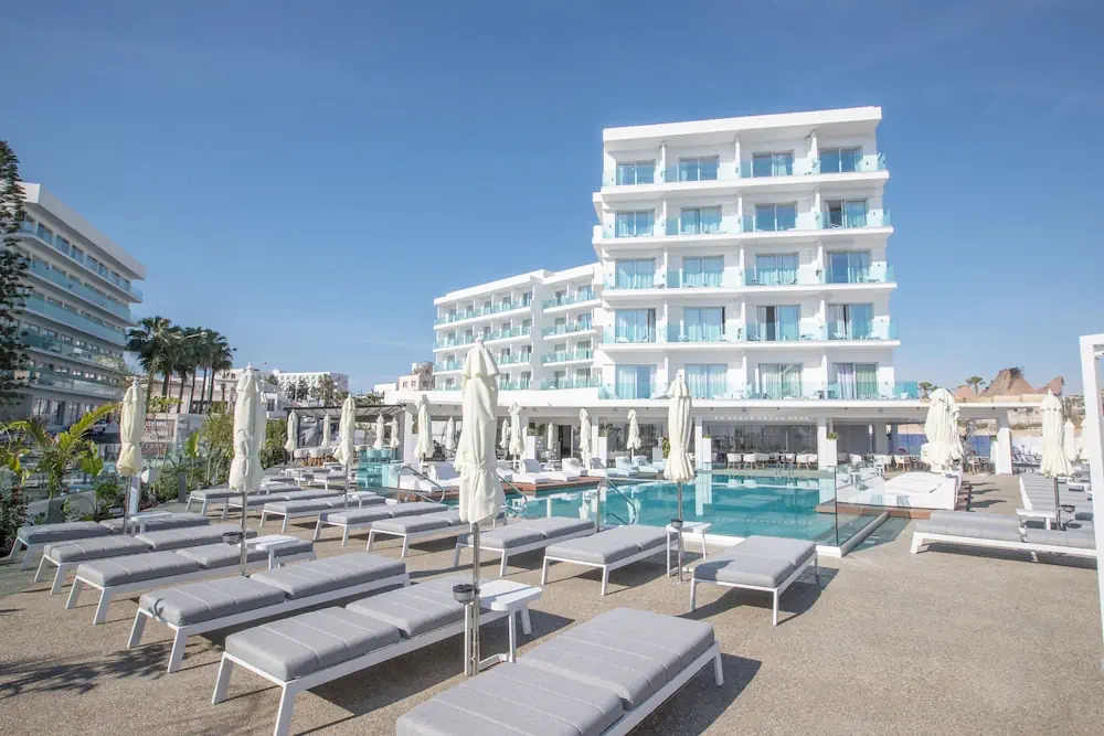 HOTEL: The Blue Ivy Hotel and Suites
