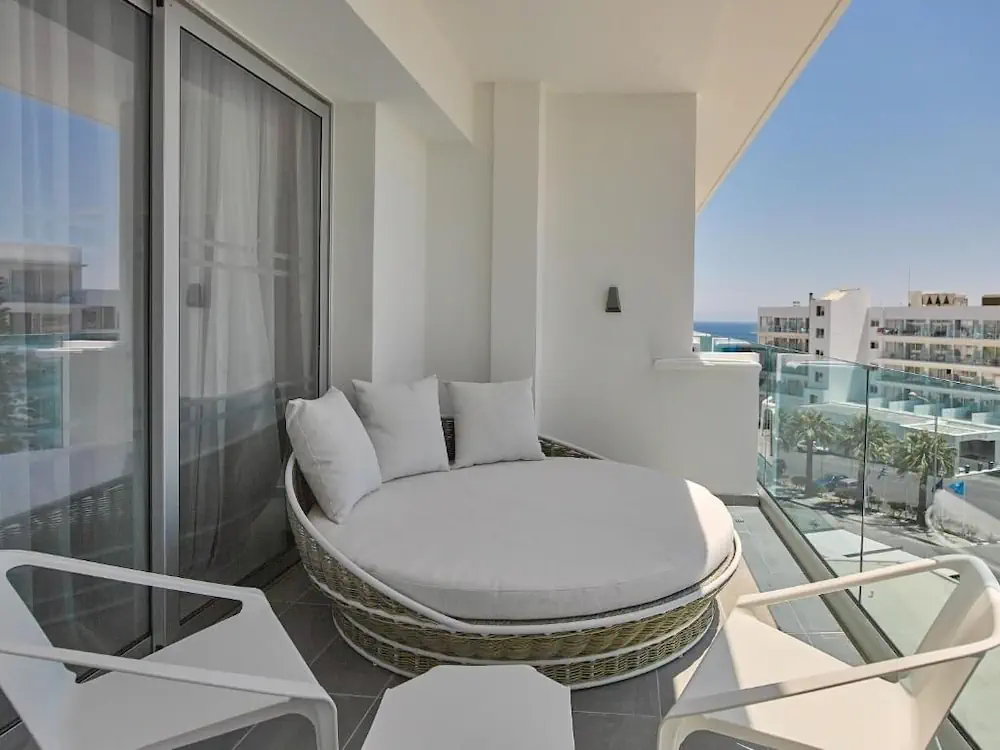 HOTEL: The Blue Ivy Hotel and Suites