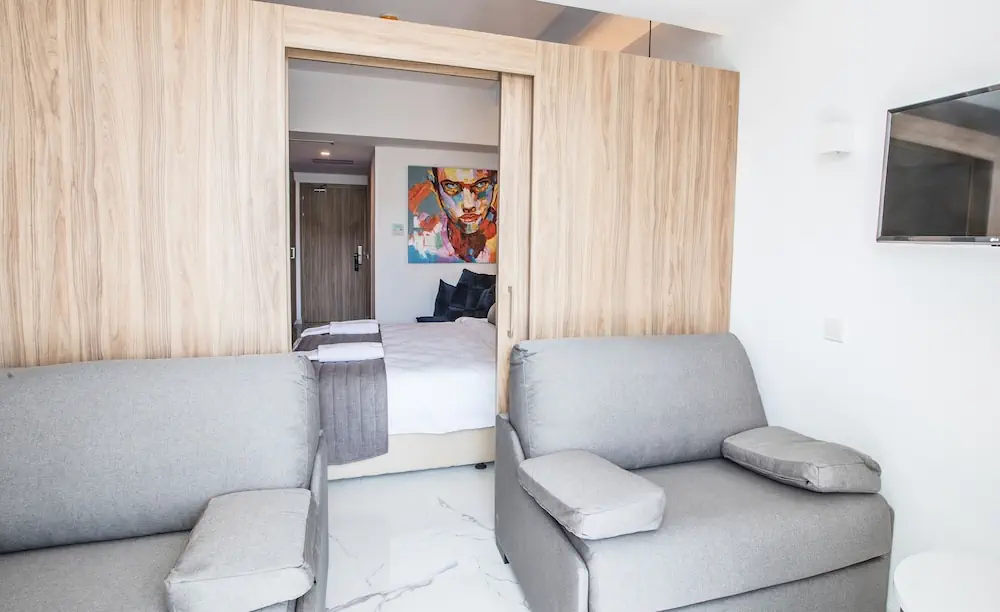 HOTEL: The Blue Ivy Hotel and Suites
