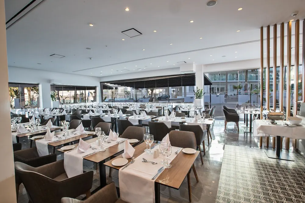 HOTEL: The Blue Ivy Hotel and Suites