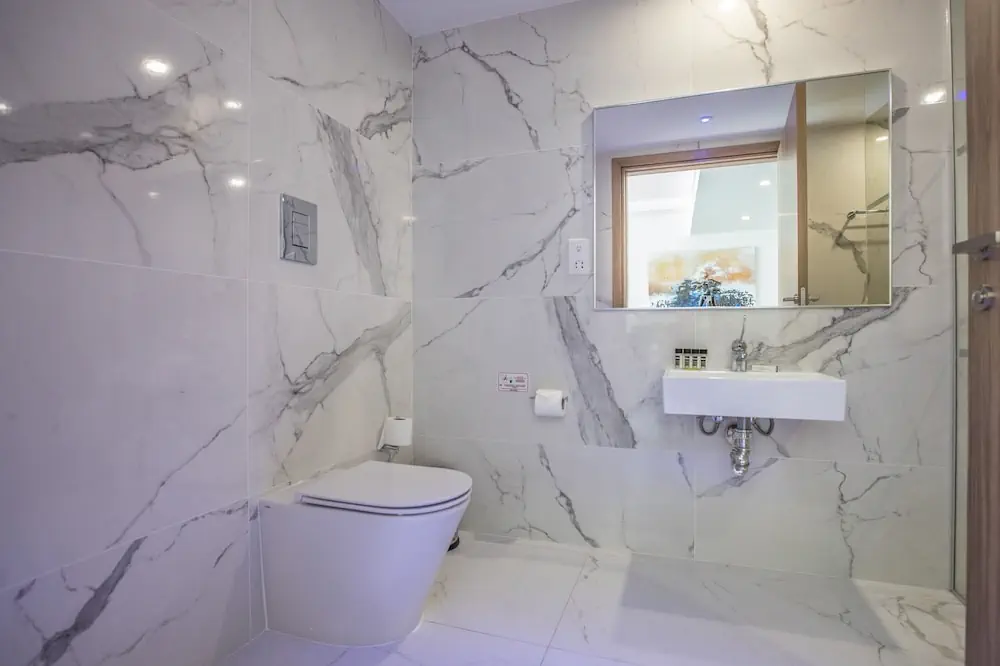 HOTEL: The Blue Ivy Hotel and Suites