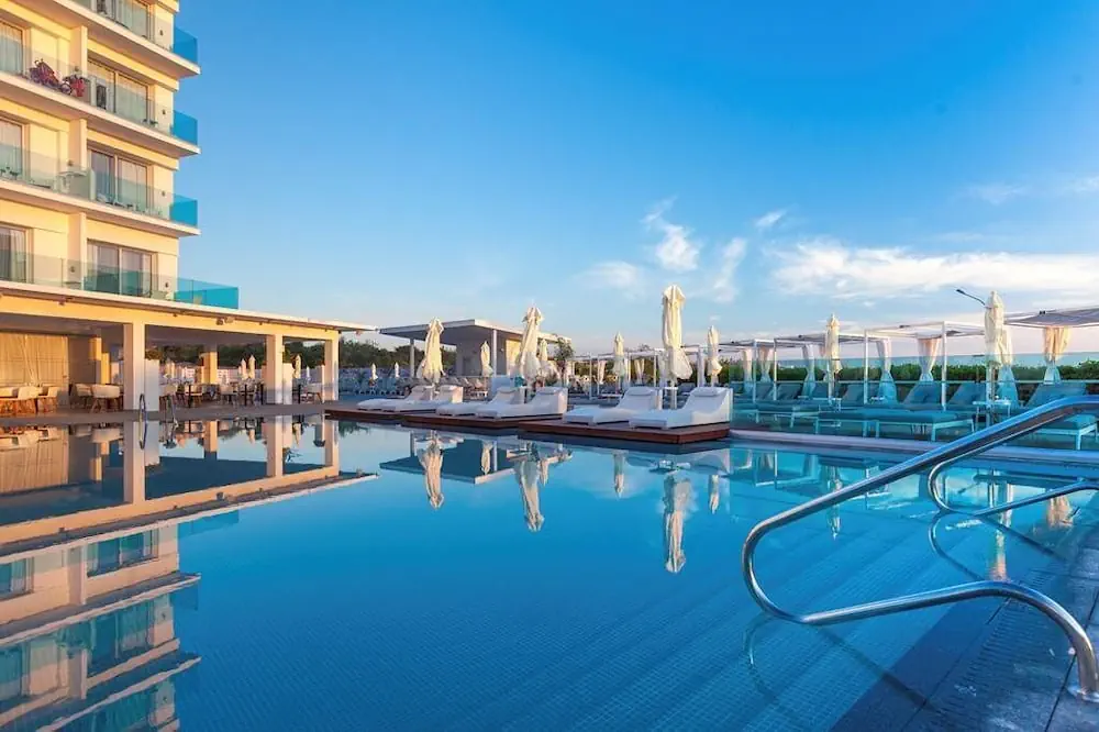 HOTEL: The Blue Ivy Hotel and Suites