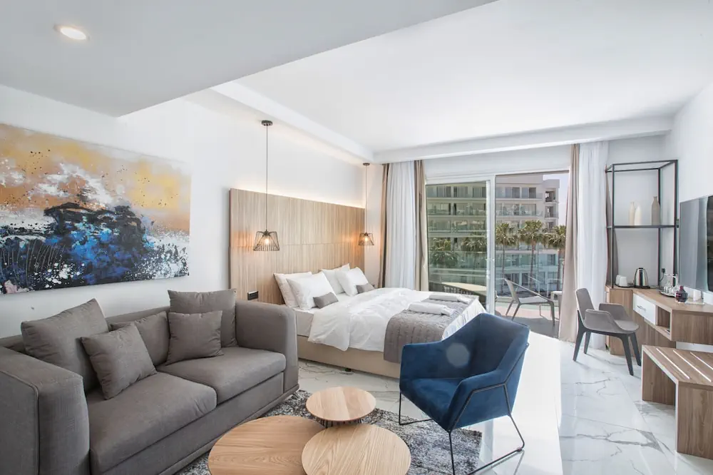 HOTEL: The Blue Ivy Hotel and Suites