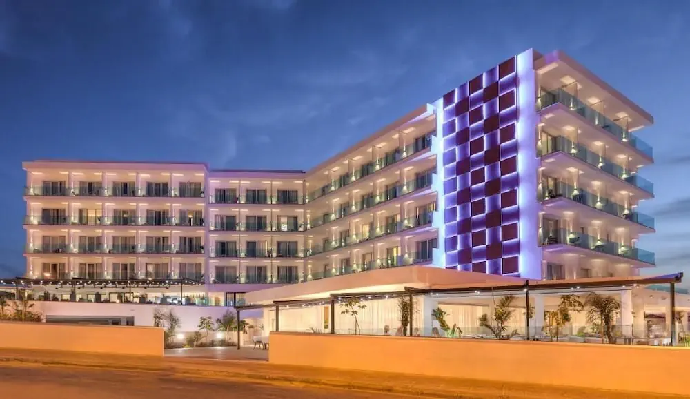 HOTEL: The Blue Ivy Hotel and Suites