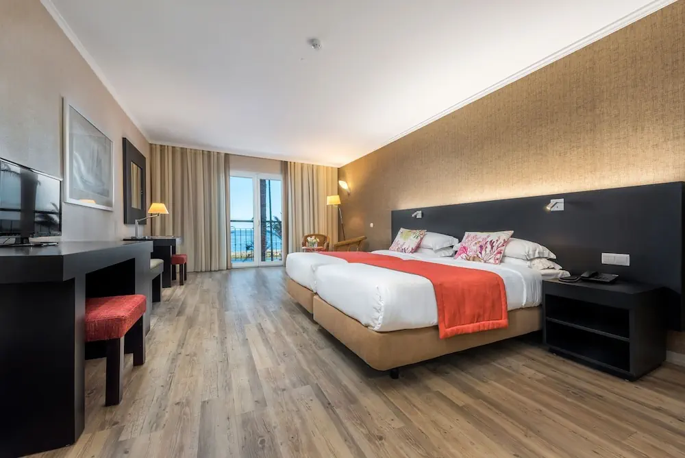 HOTEL: Enotel Sunset Bay