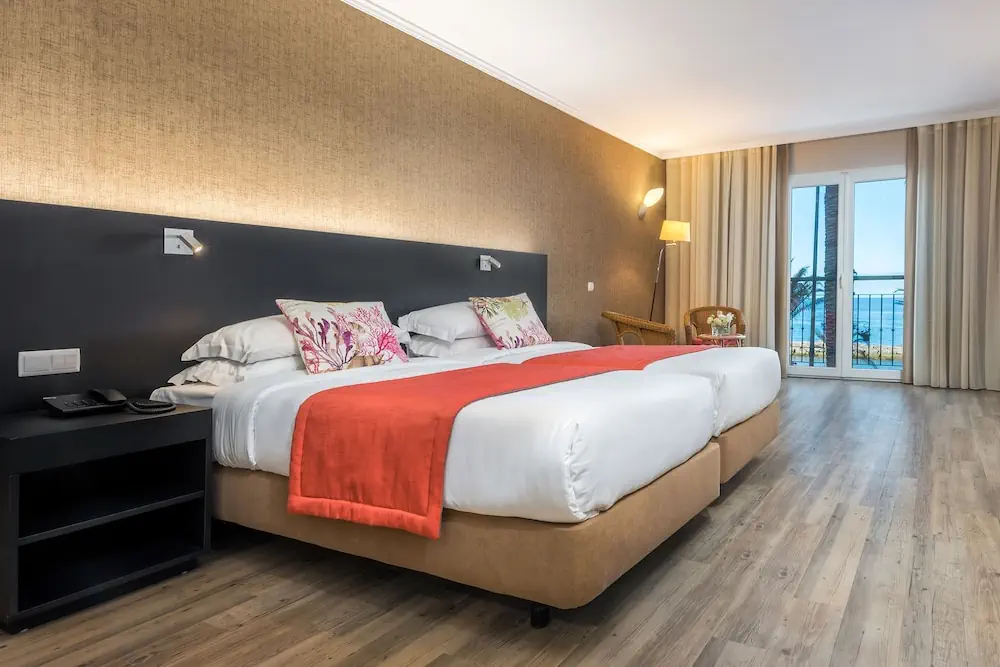 HOTEL: Enotel Sunset Bay